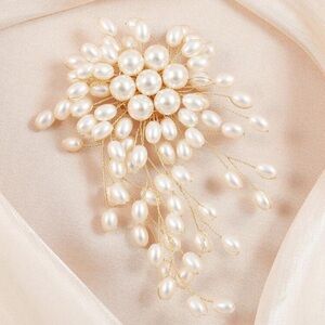 Vintage Elegant Pearl Brooch